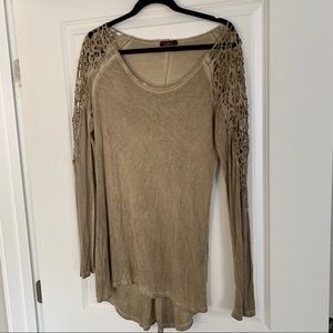 Women’s shirt w/ lace arm detail